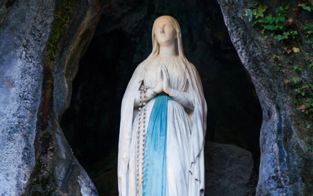 Alabanza al Padre. Con María, impulsados a crecer